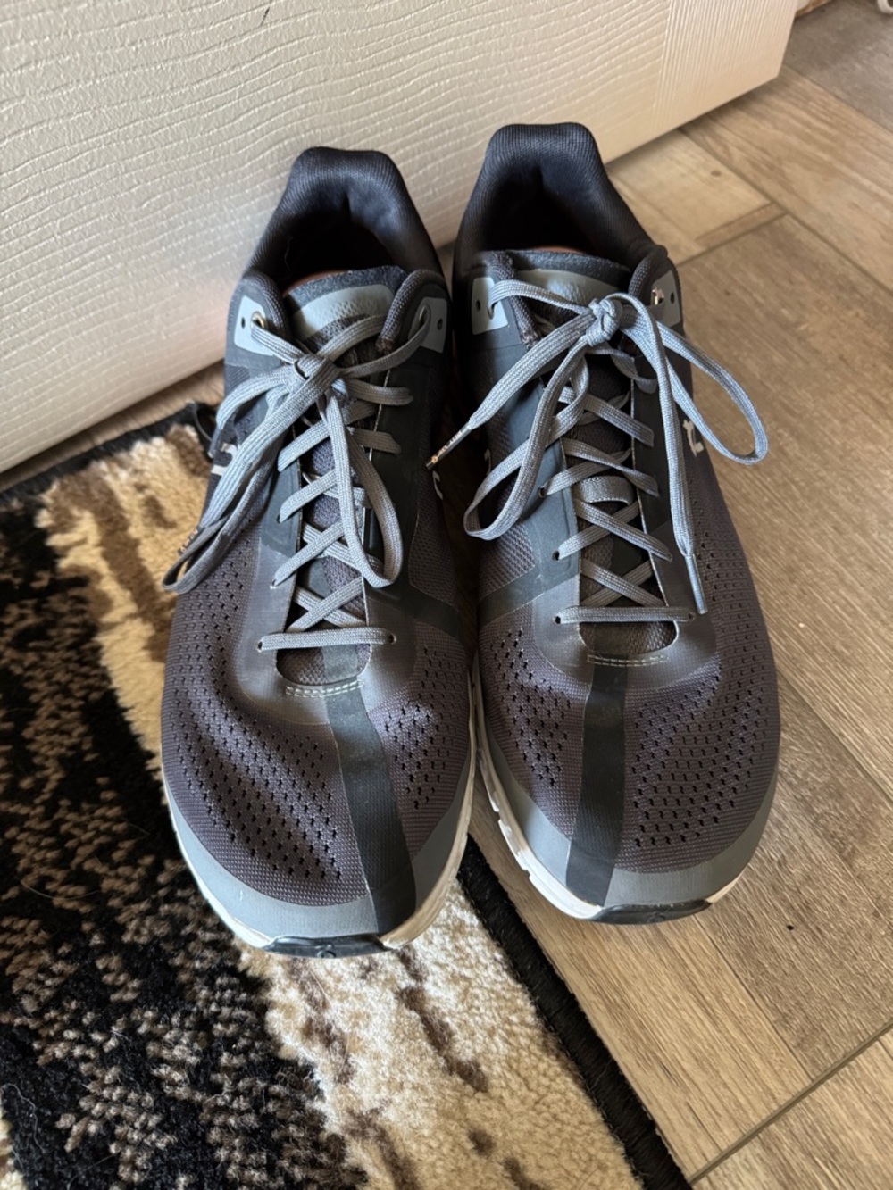 Women’s On Cloud sneakers size 11